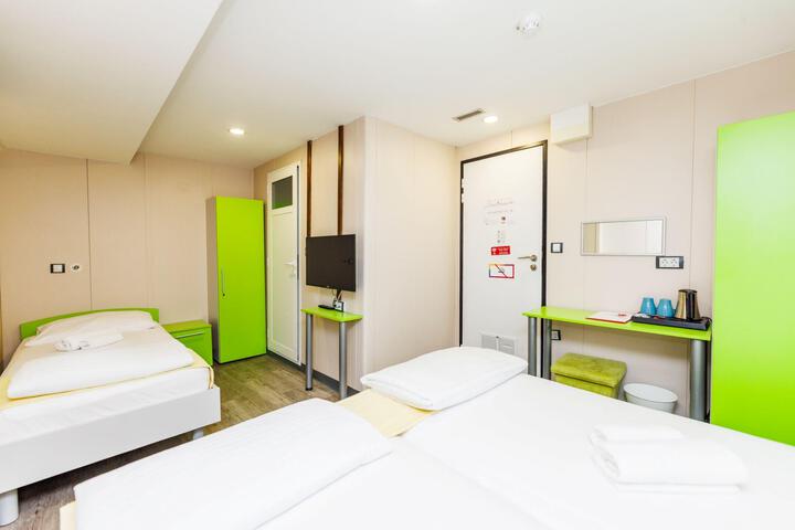 Room 98 of 146