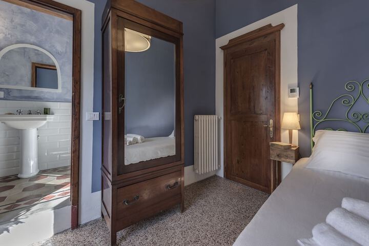 Room 6 of 77
