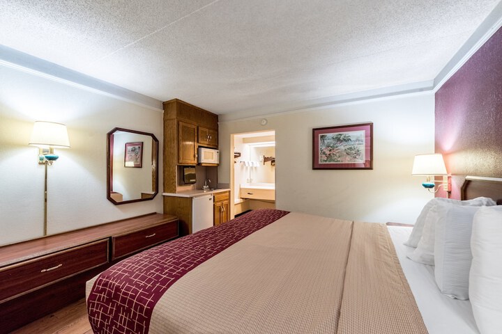 Deluxe King Bed Accessible (3 of 8)
