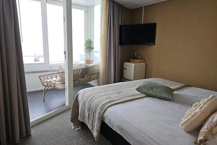 Room 2 of 42