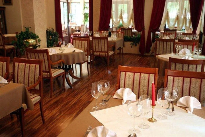 Dining 18 of 23