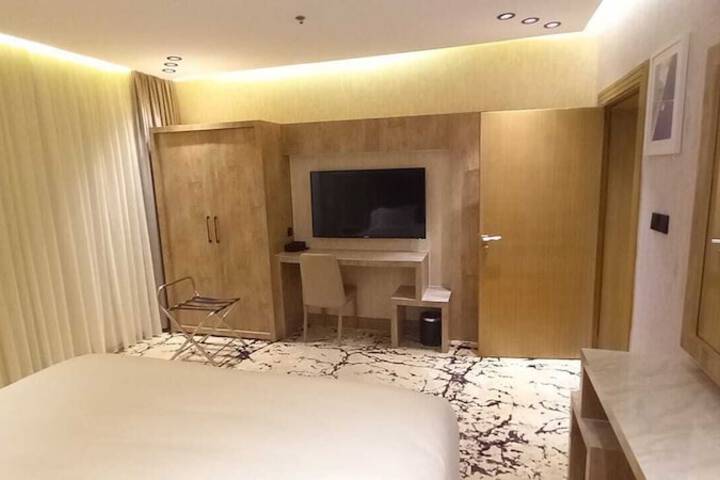 Room 13 of 38