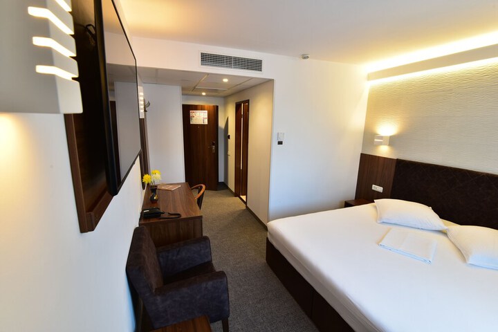 Room 21 of 36