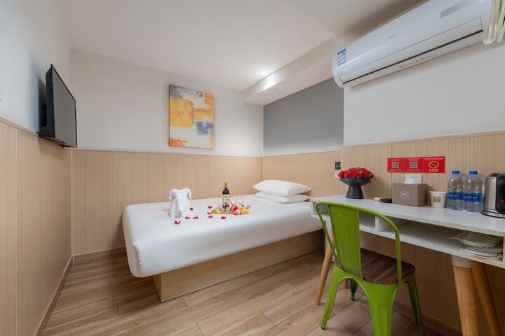 Room 6 of 25