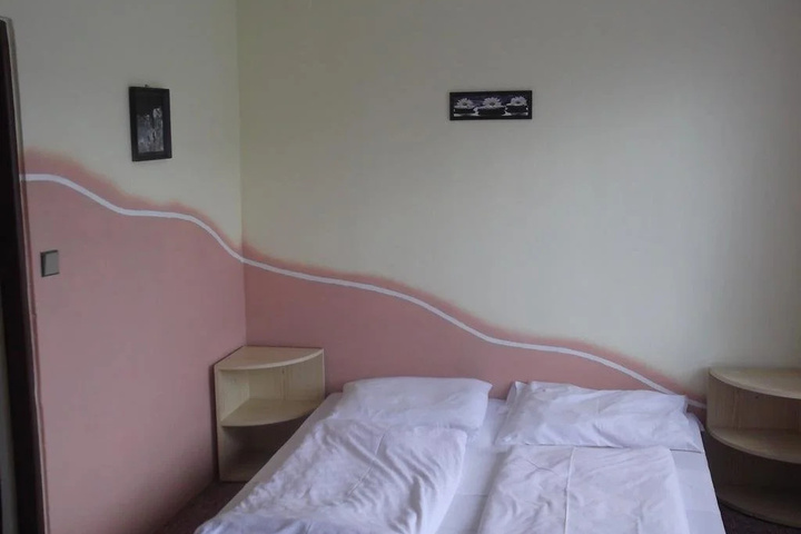 Room 9 of 13