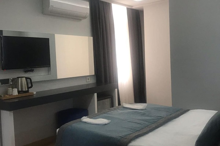 Room 7 of 12
