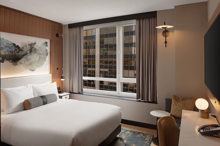 1 Queen Premium High Floor (3 of 7)