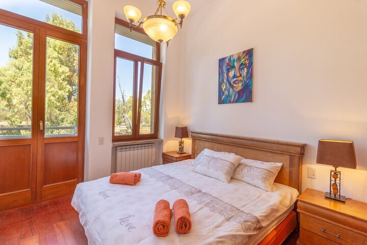 Room 4 of 33