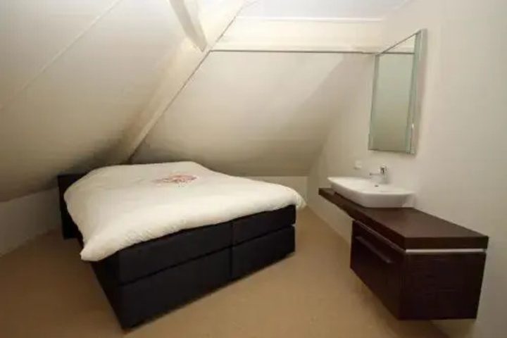 Room 4 of 9
