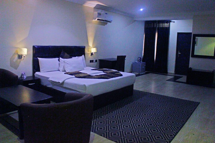 Room 28 of 93