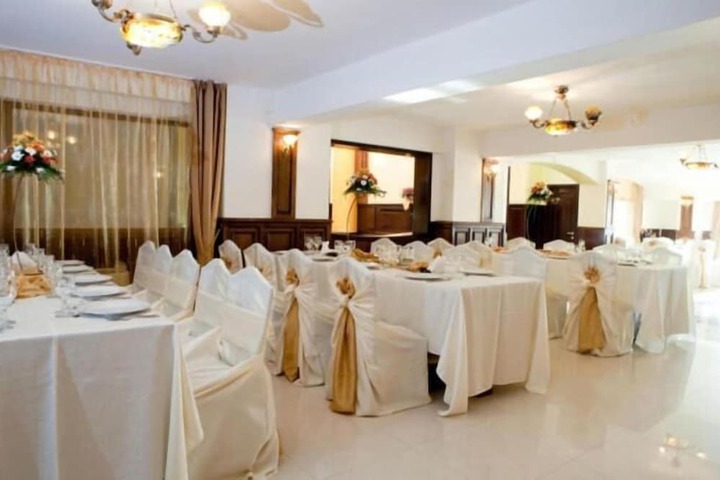 Ballroom/Hall 34 of 37