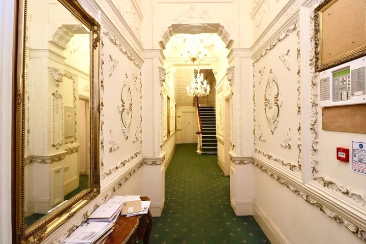 Room 4 of 7