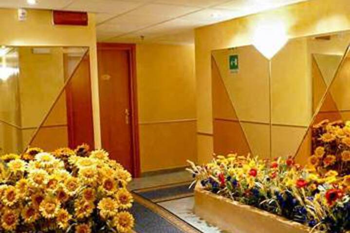Ballroom/Hall 20 of 25