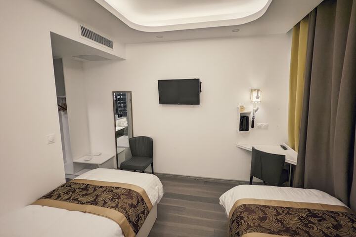 Room 9 of 37