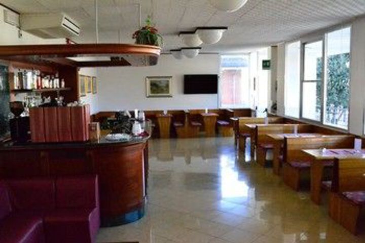 Lounge 11 of 28