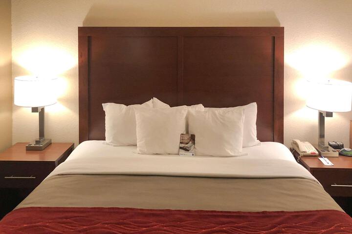 1 King Bed (5 of 16)