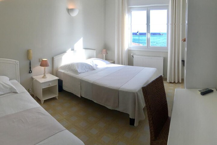 Room 12 of 48