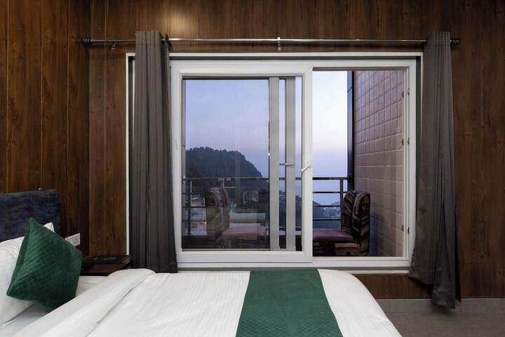 Room 9 of 25