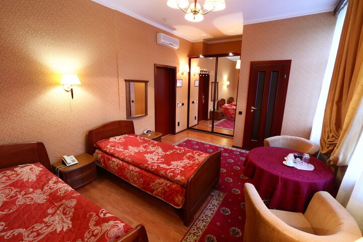 Room 9 of 33