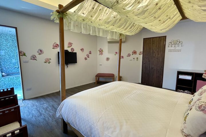 Room 4 of 24