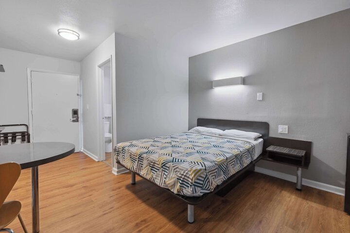 1 Queen Bed (5 of 9)
