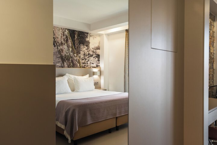 Room 28 of 82