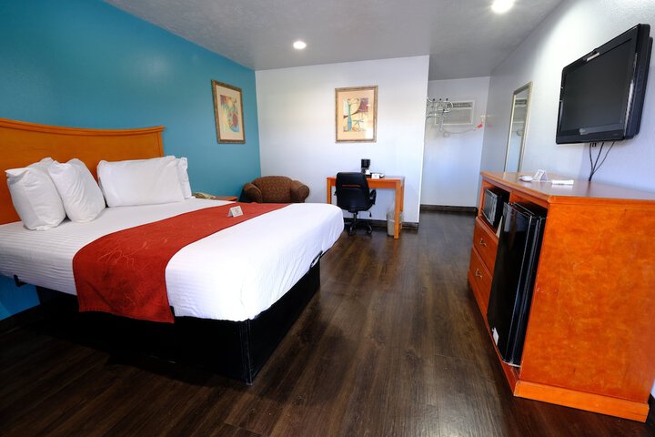 1 Queen Bed (9 of 9)