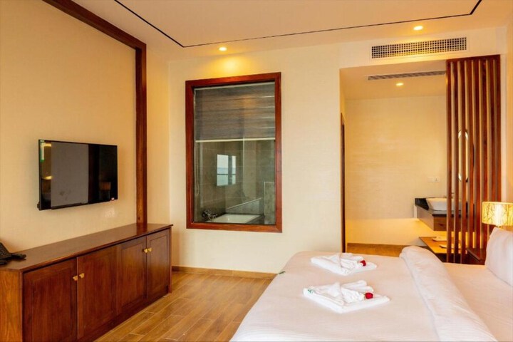 Room 5 of 14