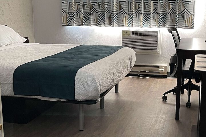 1 Queen Bed Mobility Accessible Tub (4 of 5)