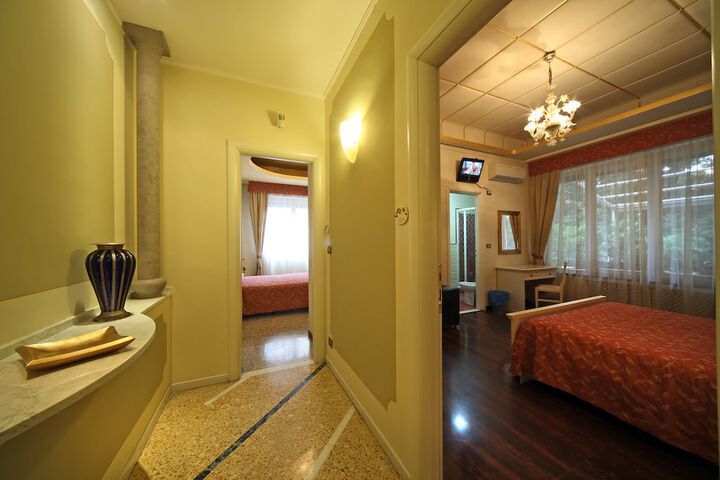 Room 11 of 25