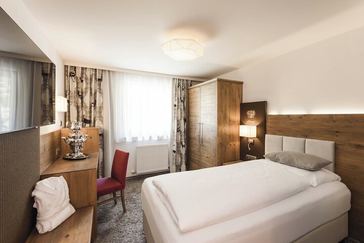 Room 8 of 90
