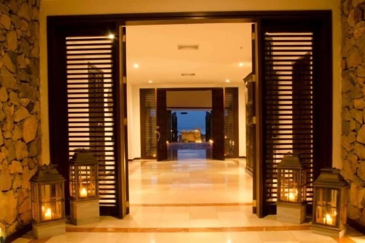 Ballroom/Hall 17 of 22