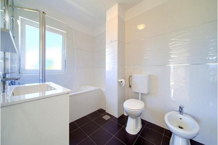Room 16 of 25