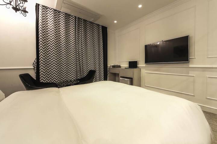 Room 15 of 42
