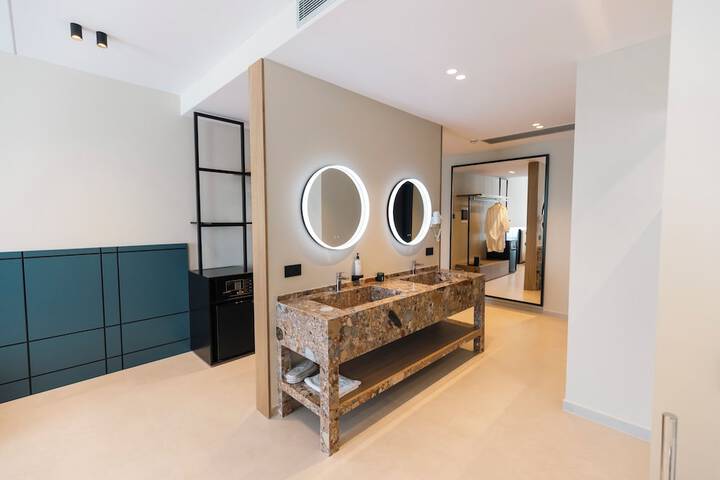 Room 2 of 62