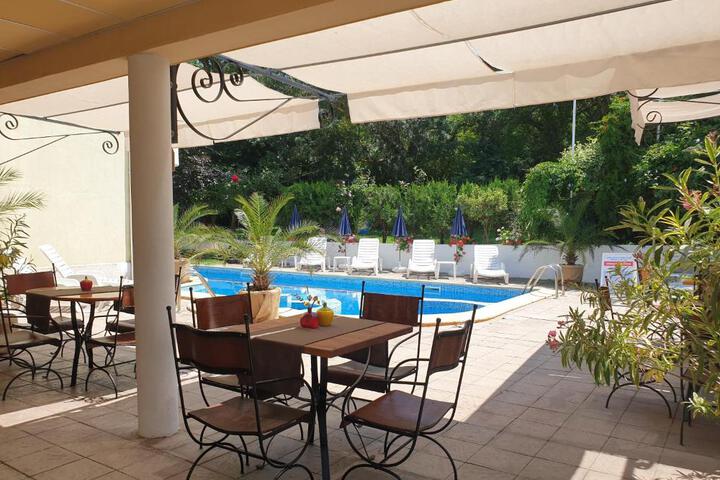 Pool 4 of 23