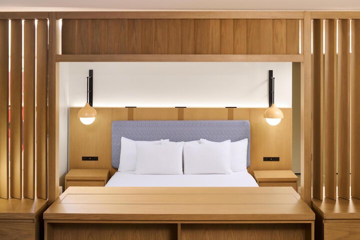 Room 43 of 192