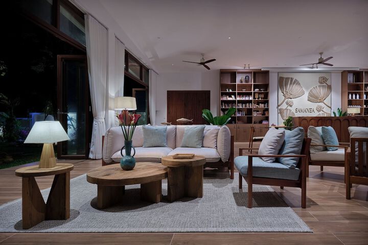 Lounge 55 of 66