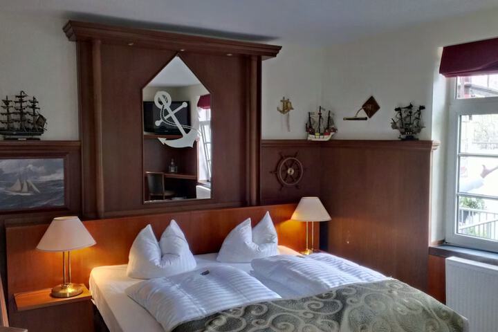 Room 11 of 100