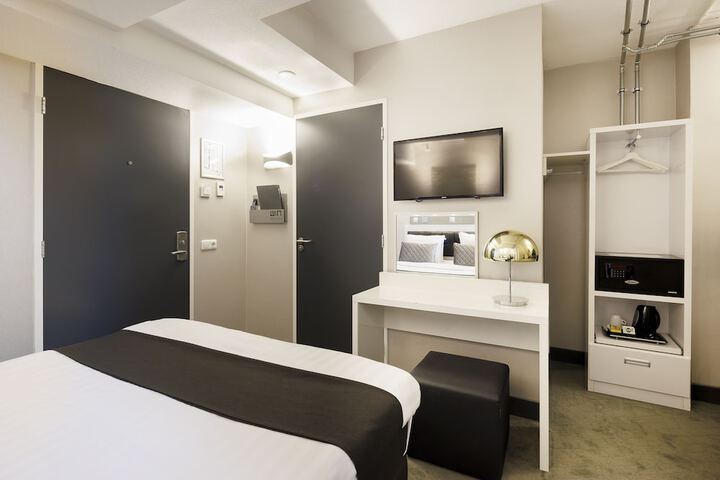 Room 33 of 74