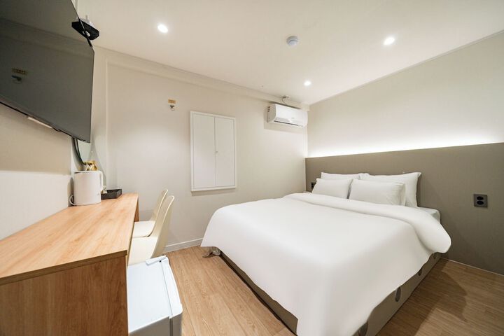 Room 6 of 12