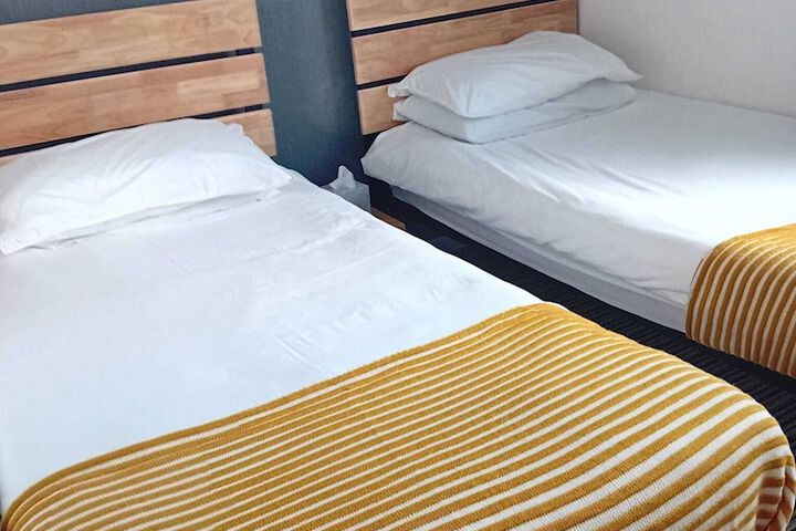 Room 4 of 9