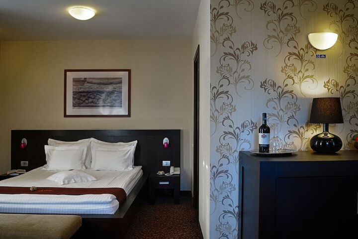Room 4 of 34
