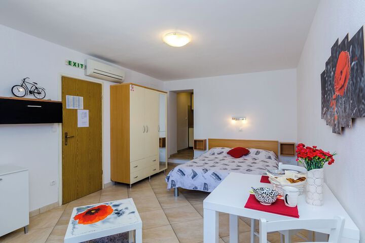 Room 8 of 101