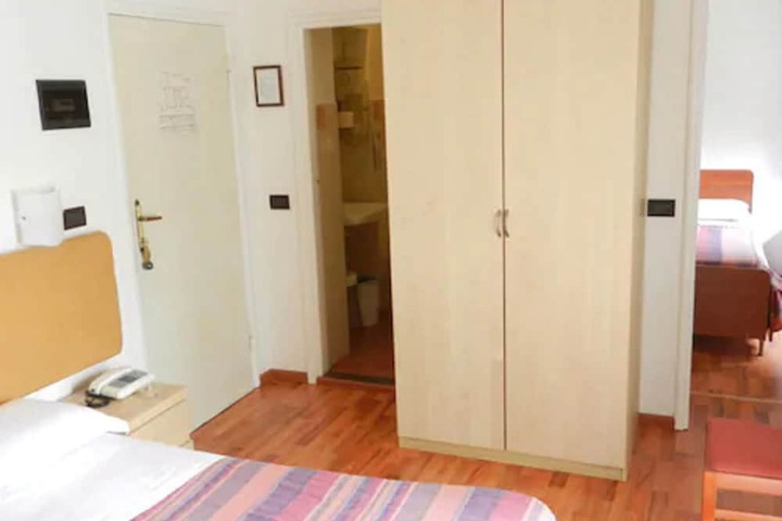 Room 10 of 31