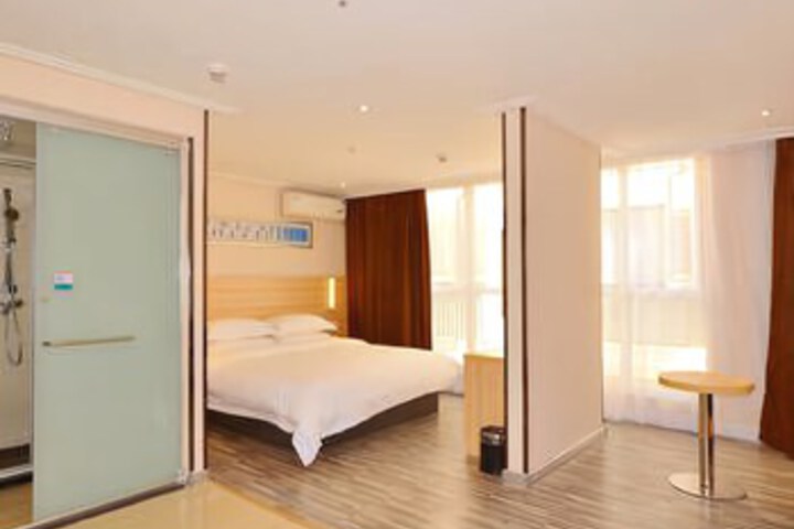 Room 8 of 9