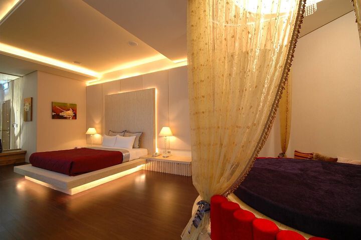 Room 13 of 49