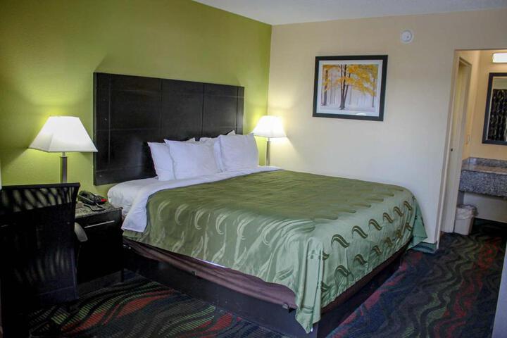 1 King Bed Micfridge (3 of 4)