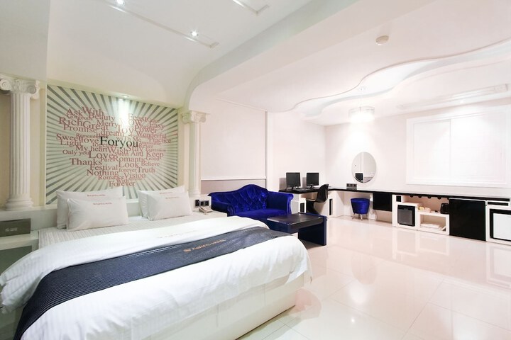 Room 13 of 80
