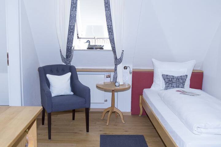 Room 13 of 103